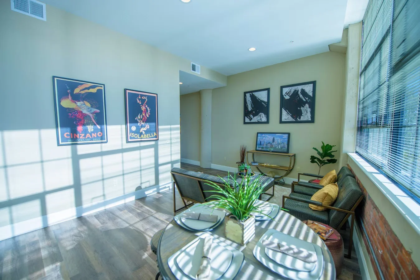 SPACIOUS 1 BED/ 1 BATH APARTMENT image 1